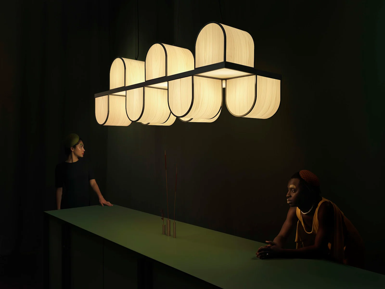 Designleuchte mit warmem Licht in edlem Interieur