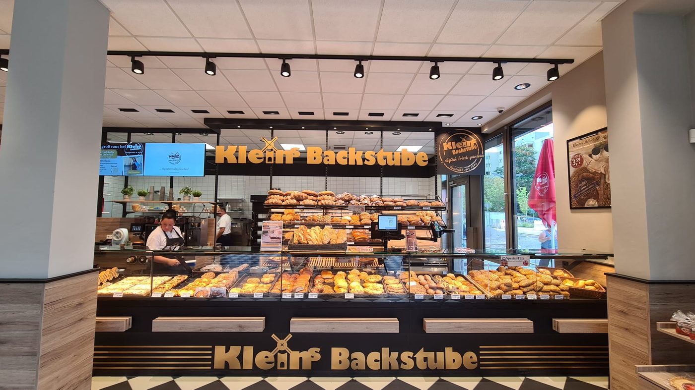 Beleuchtete Verkaufstheke einer Traditionsbäckerei mit Schienenstrahlern